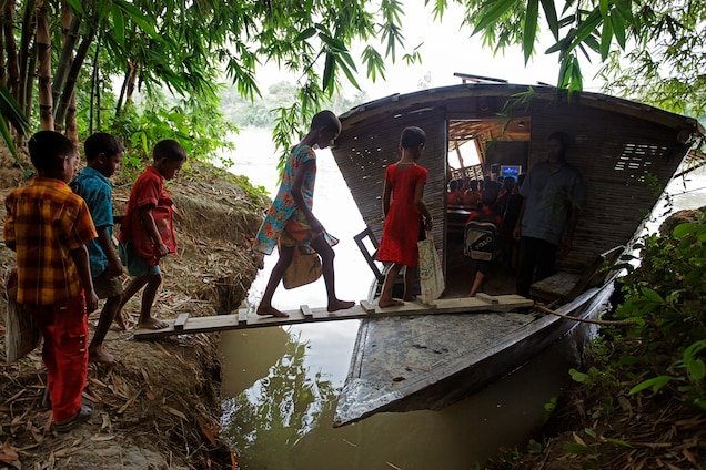 16-solar-powered-school-boat.jpg