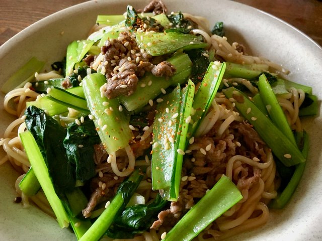 牛肉と小松菜の焼きうどん Steemit