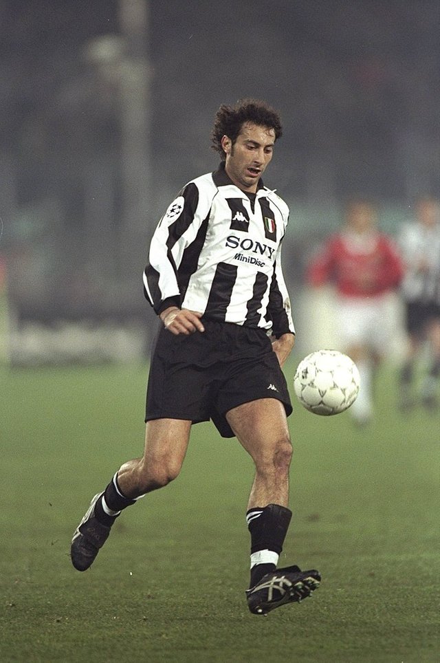 680px-Champions_League_1997-98_-_Juventus_vs_Manchester_Utd_-_Mark_Iuliano.jpg