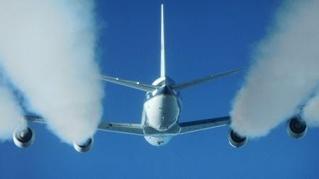 Douglas_DC-8_producing_contrails_at_a_biofuel_test (1).jpg