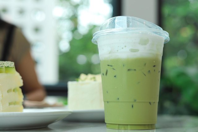 iced-matcha-green-tea-in-coffee-cafe-free-photo.jpg