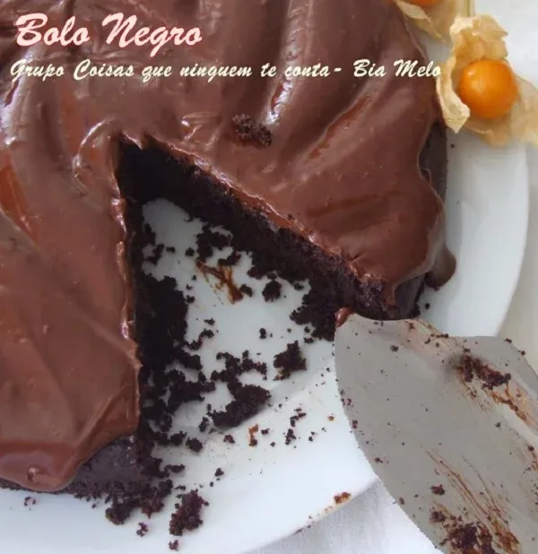 bolo-de-chocolate-com-massa-negra-1.webp