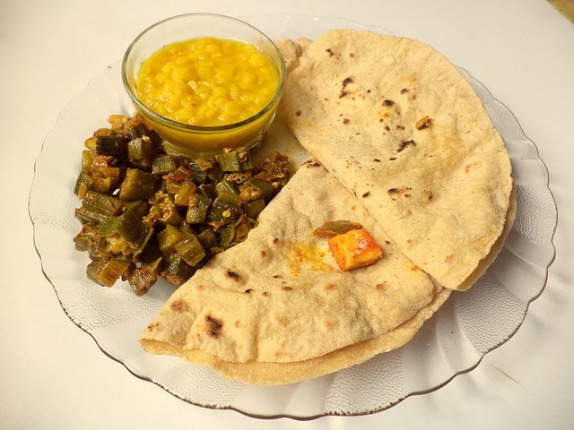 800px-A_thali_with_daal_roti_bhindi_ki_sabzi_and_mango_pickle.jpg