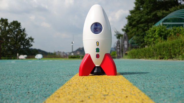 rocket-ga4f4cc6a3_1920.jpg