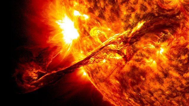 800px-Giant_prominence_on_the_sun_erupted.jpg