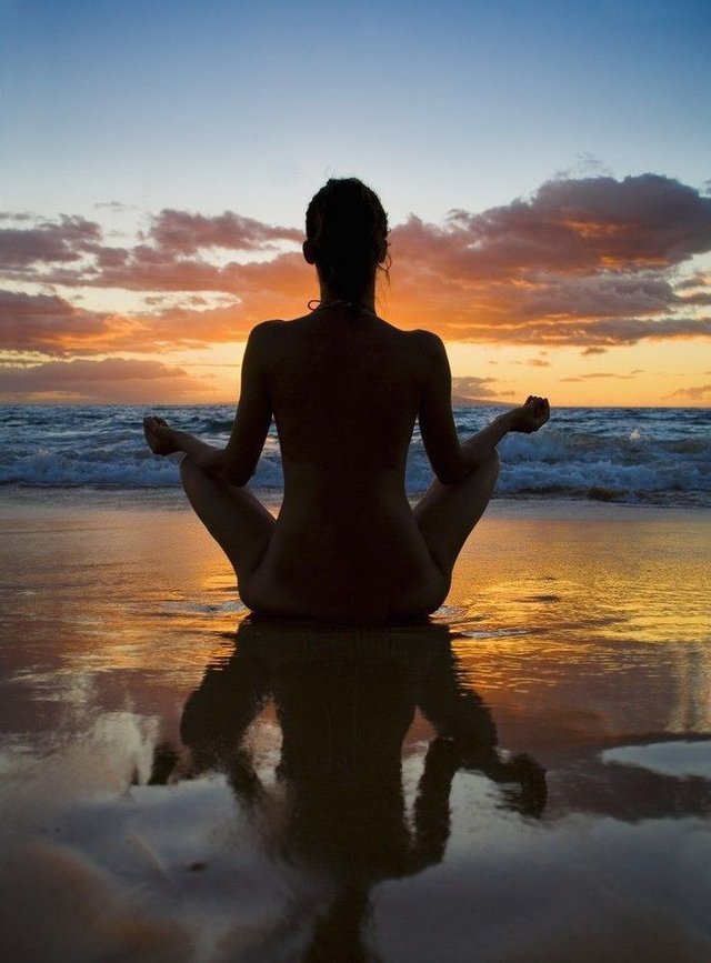 Hawaii, Maui, Silhouette Of Beautiful Girl Doing Yoga On The Beach.jfif