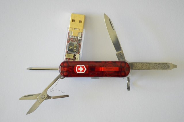 swiss-army-knife-364232_1280.jpg