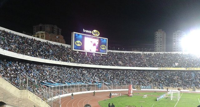 800px-Curva_Norte_Estadio_Hernando_Siles.jpg