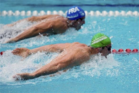 Matthew-Targett-grabs-Mens-50m-butterfly-gold-FINA-Arena-Swimming-World-Cup-1950.jpg