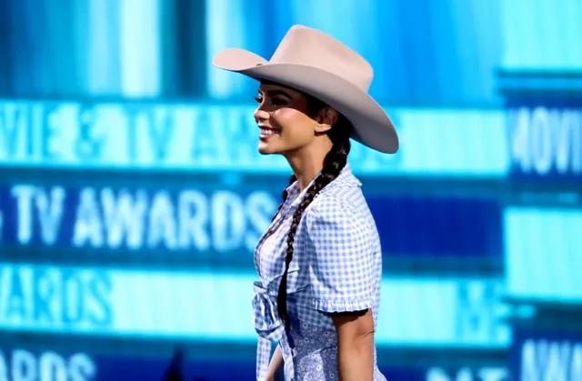 Vanessa-Hudgens-in-Blue-Floral-Dress-at-MTV-Movie-TV-Awards (1).webp