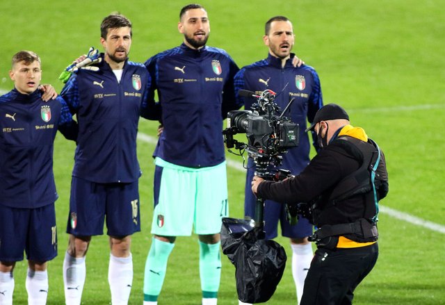 2048px-Cameraman_football.jpg