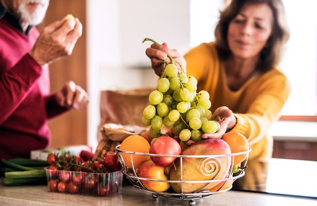 woman_choosing_grapes_basket_fruit.jpg