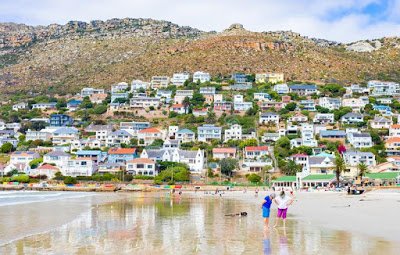 gente-caminando-por-la-playa-de-fish-hoek-con-bandera-azul-en-marea-baja-ciudad-del-cabo-sudáfrica-marzo-164553567.jpg