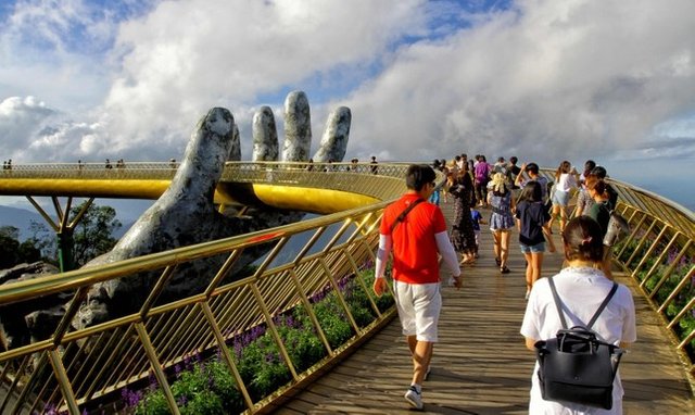 645x385-vietnams-golden-bridge-in-hands-of-gods-becomes-tourist-hit-1533124559185.jpg