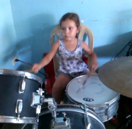 amanda tocando bateria 1.jpg