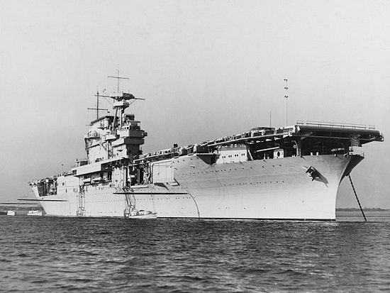 800px-USS_Yorktown_(CV-5)_anchored_in_Hampton_Roads_on_30_October_1937_res.jpg