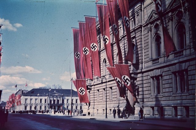 swastikas-906653_1280.jpg