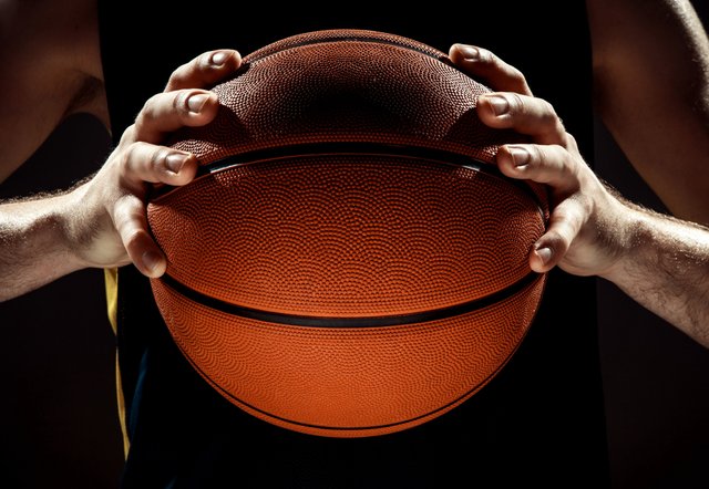 vue-silhouette-joueur-basket-ball-tenant-ballon-mur-noir.jpg