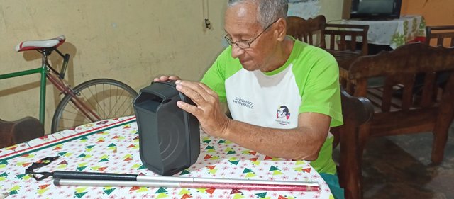 mi papá aprendiendo a usar la corneta