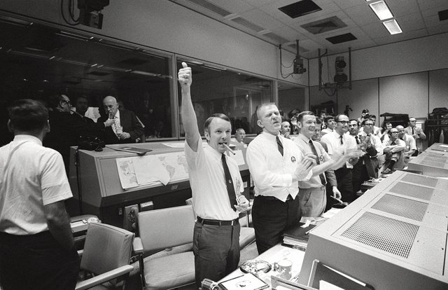 1280px-Mission_Control_Celebrates_-_GPN-2000-001313.jpg