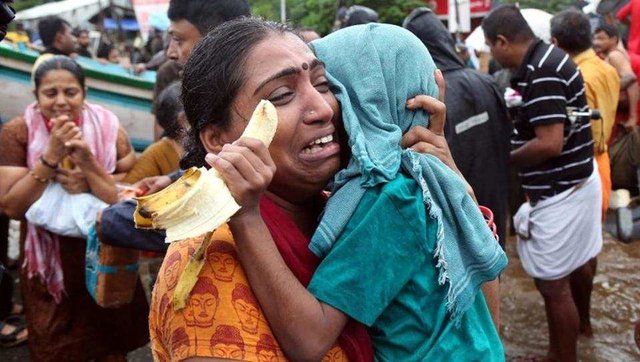 flooded-woman-cries-after-aluva-holds-evacuated_9434af2a-a2d0-11e8-9345-8d51f8ed9678.jpg