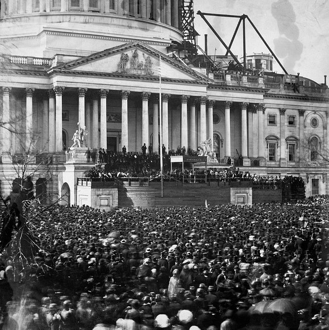 800px-Abraham_lincoln_inauguration_1861.jpg