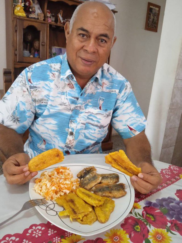 almorzando tostones 2.jpg