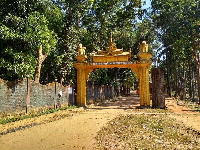 1280px-Entry_gate_of_Rangkut_Banasram_Pilgrimage_Monastery.jpg