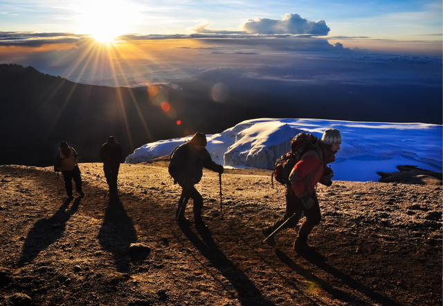 Escaladores de montaña. (1).png