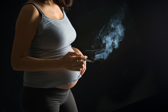 smoking-mom-pregnant.jpg