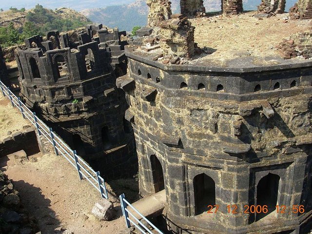 800px-Raigad_front_towers.jpg