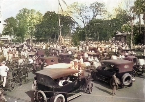 Demonstrasi Menentang Aneksasi Belgia atas Belanda, Surabaya 1919. J. H. Luksen-Het Leven. Colorized..jpg