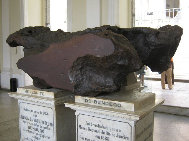 Bendegó_meteorite,_front,_National_Museum,_Rio_de_Janeiro.jpg