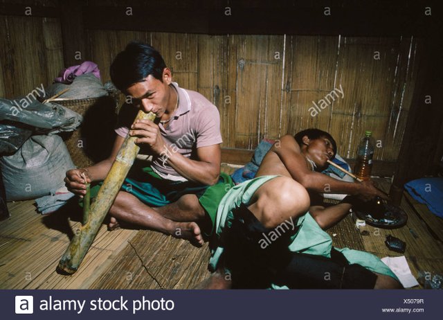 lahu-tribe-men-smoking-opium-and-a-bong-water-pipe-near-mae-hong-son-north-thailand-X5079R.jpg