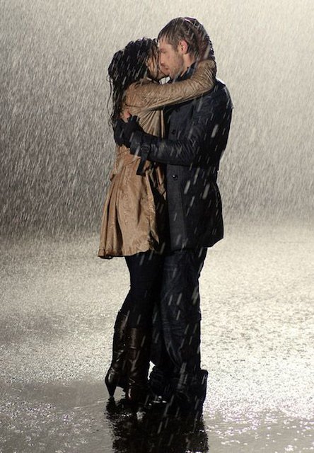 Romantic-Couples-Photography-In-Rain-14.jpg