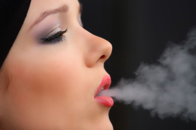 girl-smoke-cigarette-2198839__480.jpg