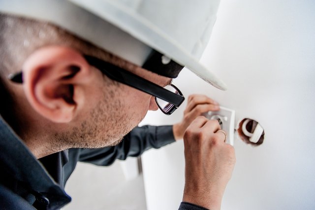 electrician-1080554_1280.jpg