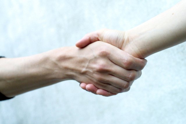 intuitivmedia-handshake-1511539-639x426.jpg