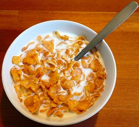 Kellogg's_Corn_Flakes,_with_milk.jpg