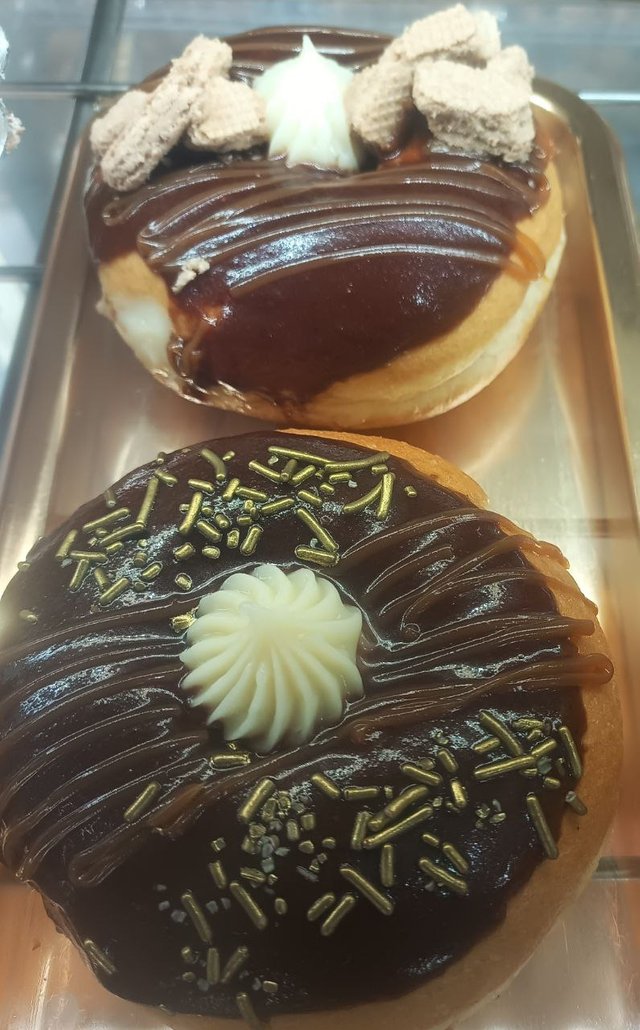 Deliciosas donas cubiertas de chocolate.jpg