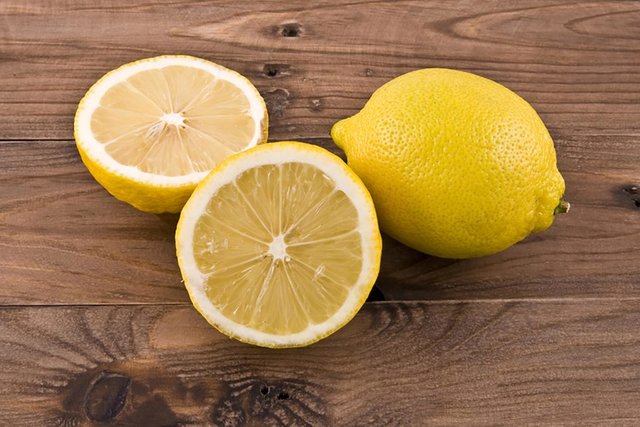 lemon-Heres-Why-You-Should-Be-Keeping-a-Lemon-on-Your-Nightstand_104969006-valzan-1024x683.jpg