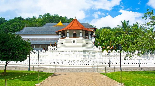 temple-of-the-sacred-tooth-relic-kandy.jpg