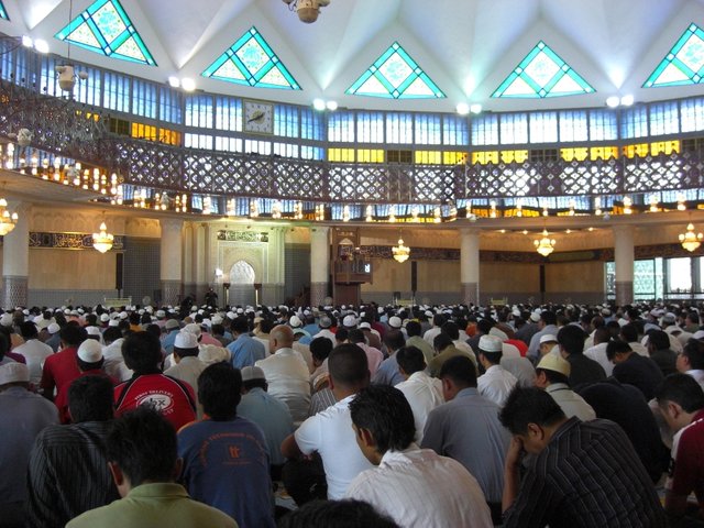 Inside_masjid_negara.jpeg