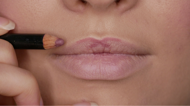 How to apply lipstick with lip liner_-Cupid's bow-melissavandijkmakeuptutorials.png