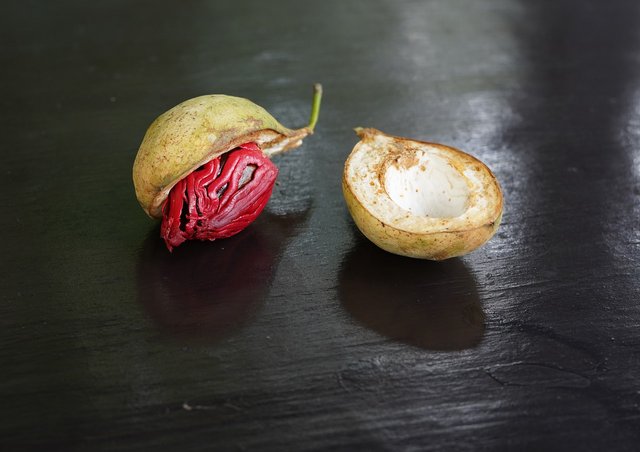 nutmeg-7393061_1280.jpg