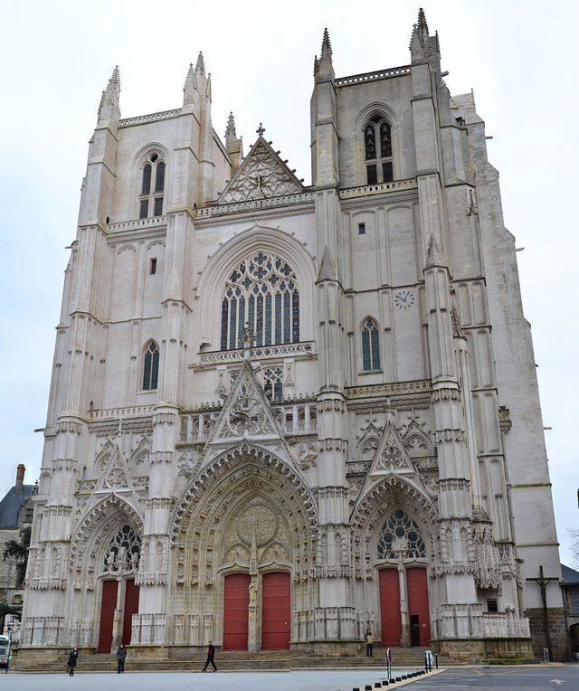 1200px-Kathedrale_von_Nantes_Hauptfassade.jpg