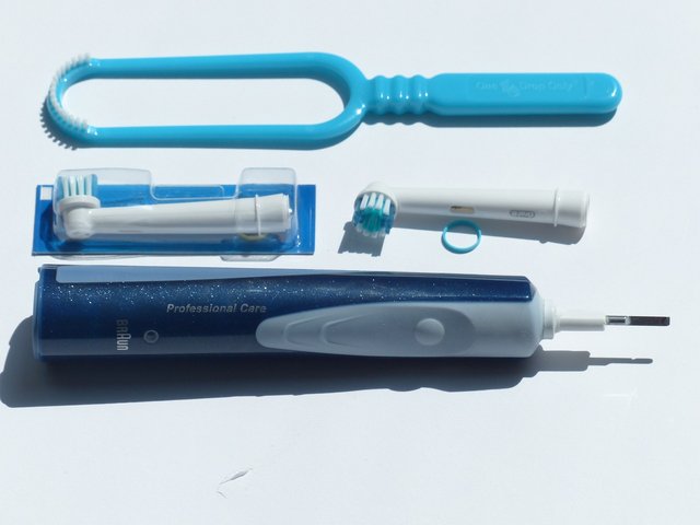toothbrush-115105_1280.jpg