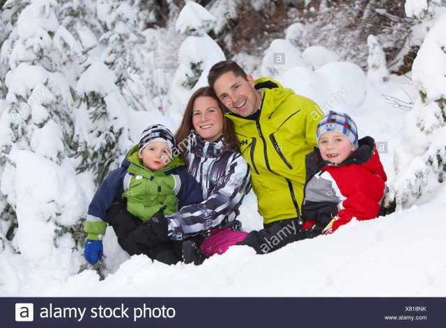 familia-en-nieve-en-estrella-de-plata-provincial-park-cerca-de-vernon-okanagan-columbia-britanica-canada-x818nk.jpg