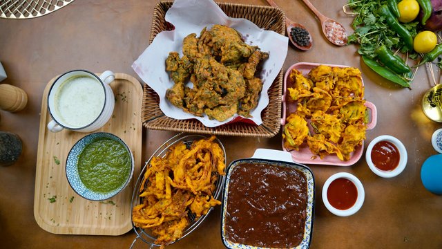 free-photo-of-traditional-desi-pakora-with-mint-and-green-sauces-popular-pakistani-snack.jpeg