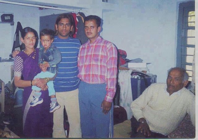 Dhoni-Rare-Pic-Cinema65.com_.jpg